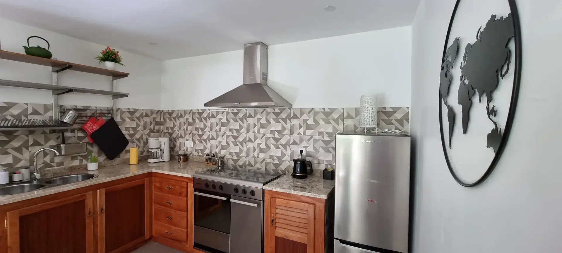 Well-equipped private kitchen with oven, stovetop and fridge in the Green Room