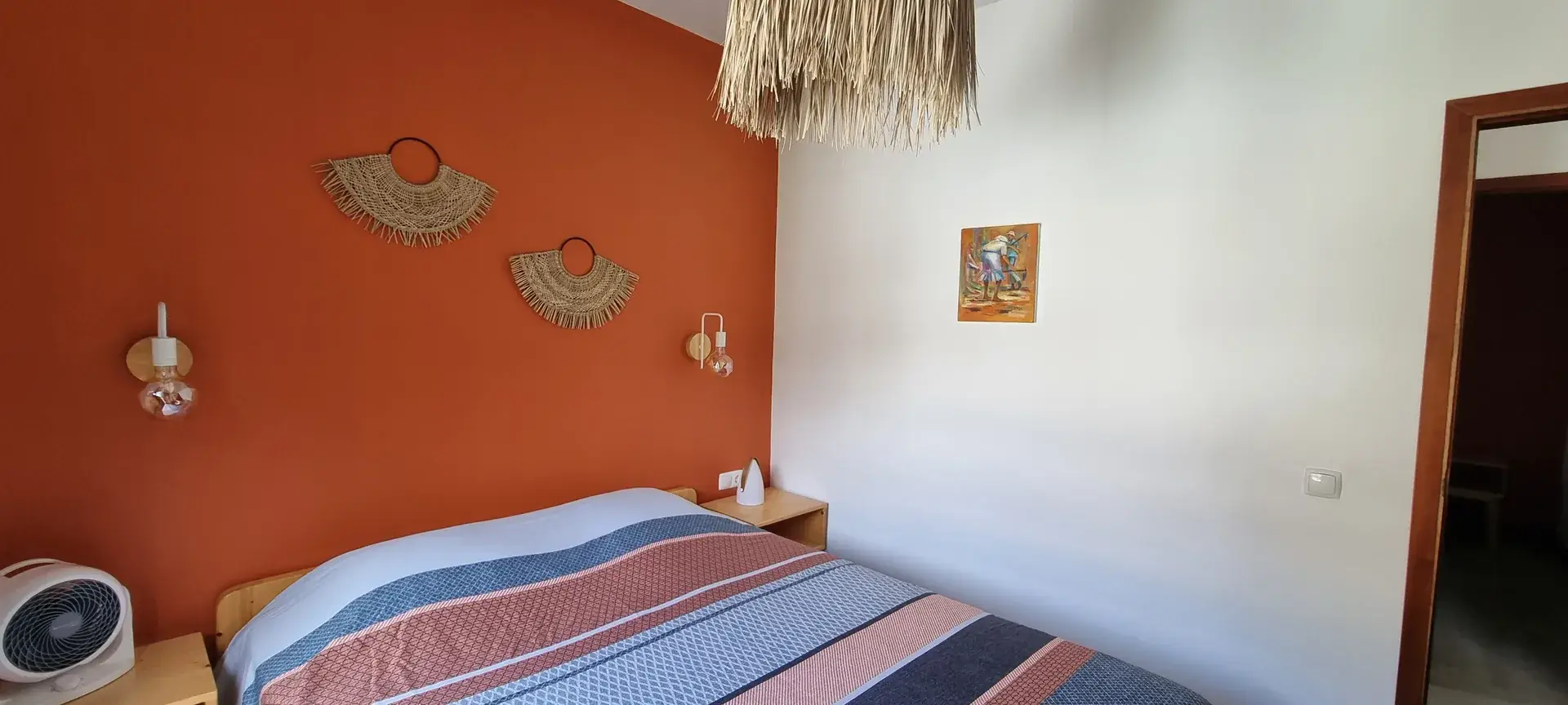 kasa dvizin orange room bed accent wall