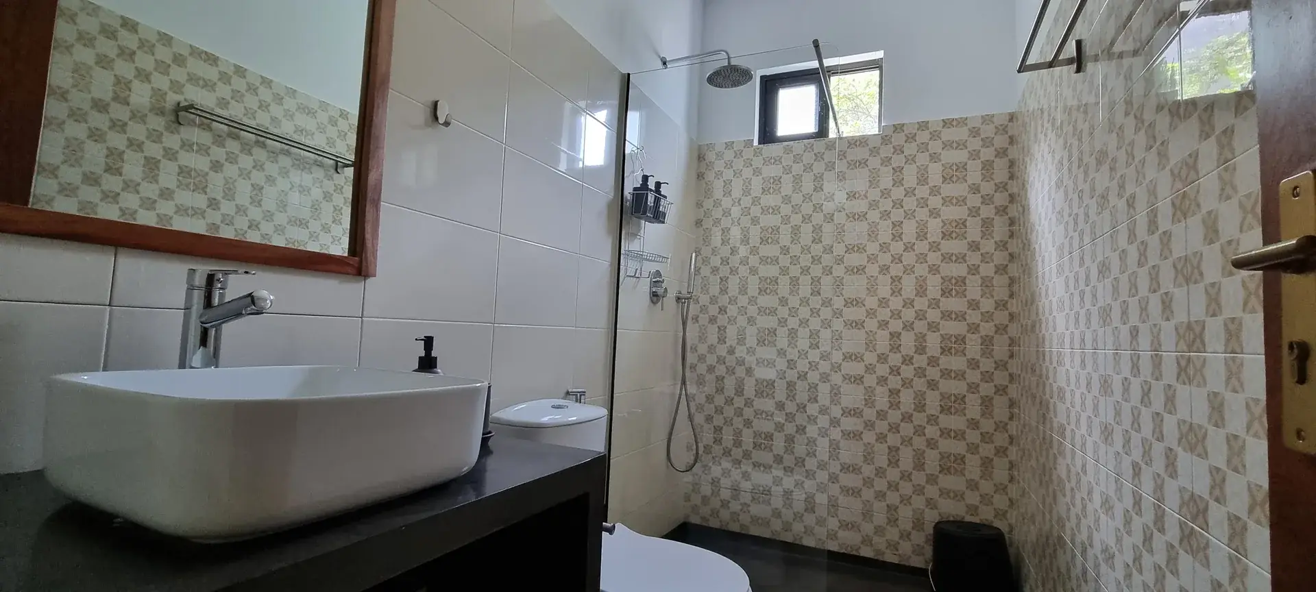 Private Yellow Room bathroom with walk-in shower, toilet and washbasin