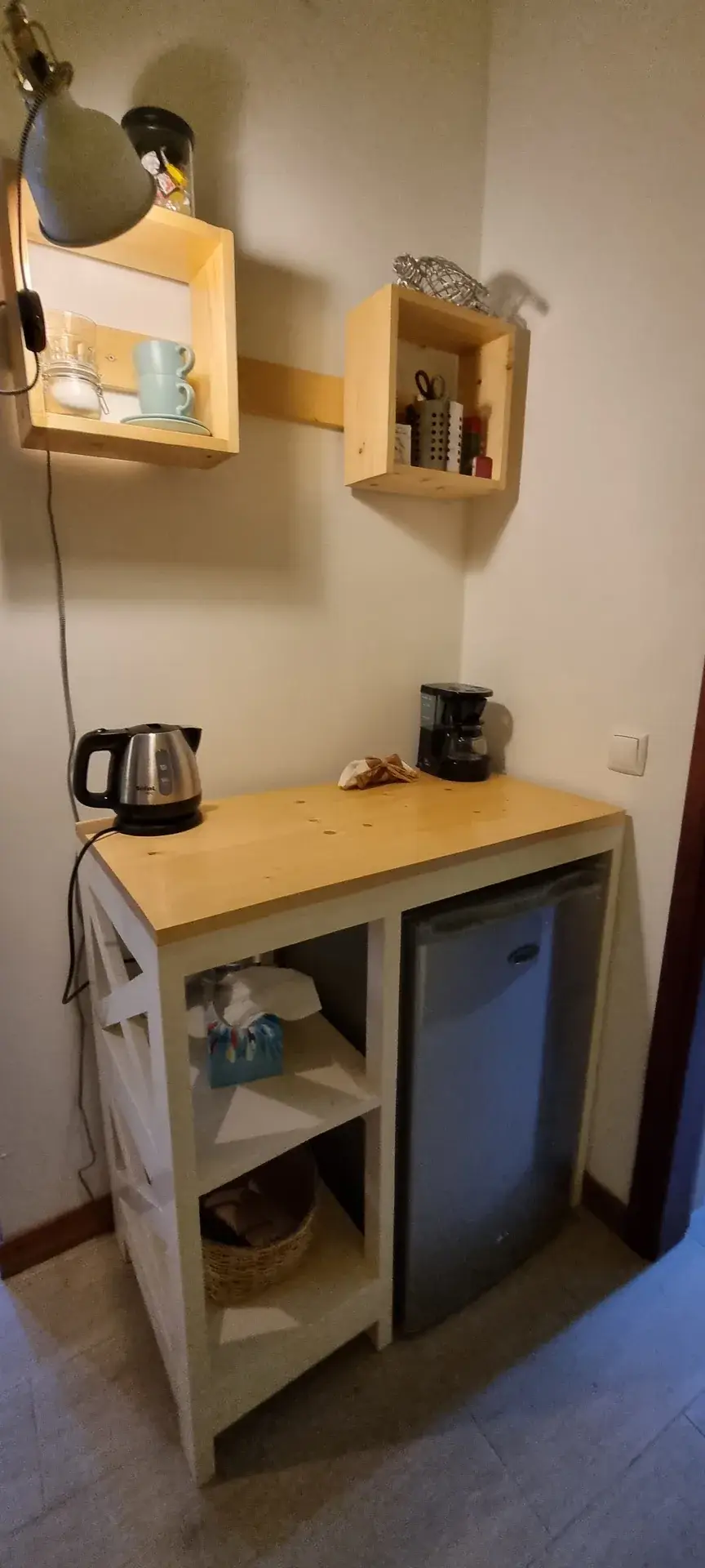 Coffee and tea facilities in the Yellow Room at Kasa d’Vizin