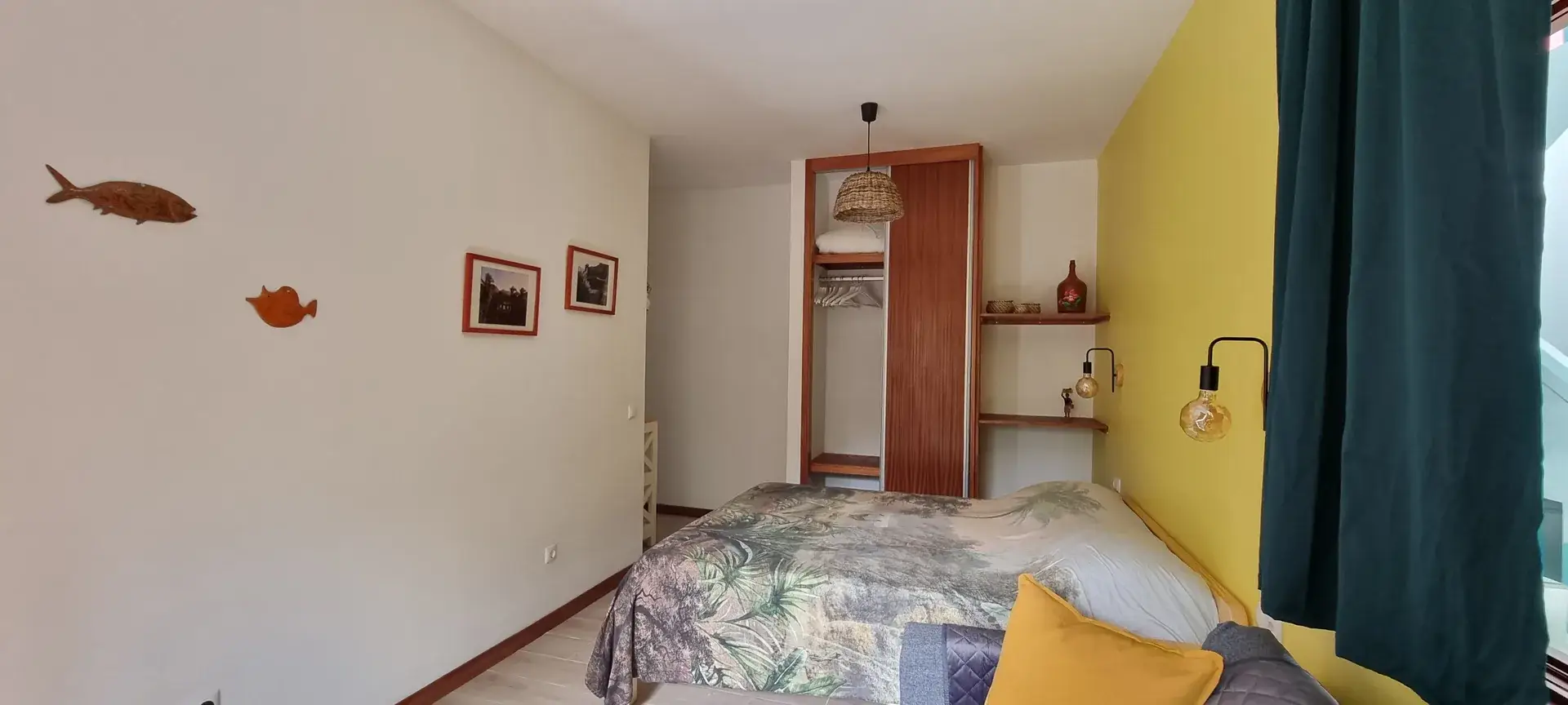 Spacious Yellow Room with a double bed, sofa bed and air conditioning