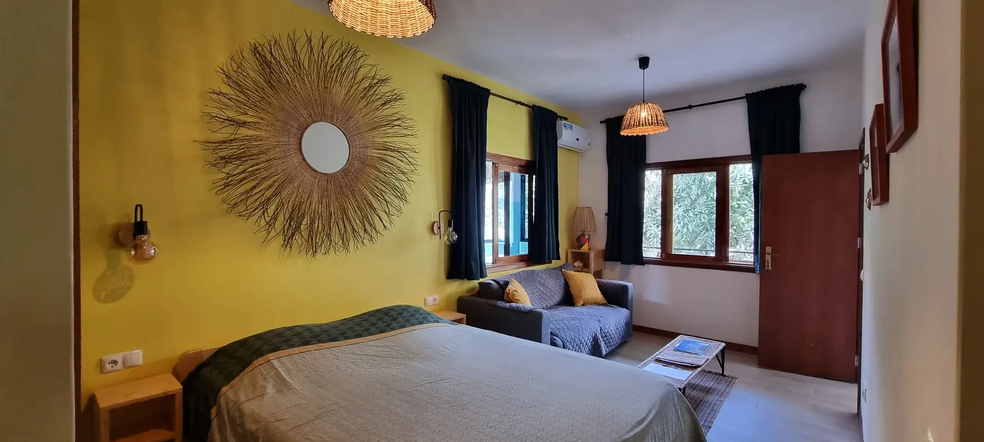 kasa dvizin yellow room sofa bed windows 2